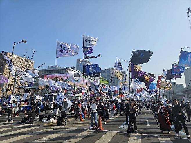 22일 ‘윤석열 즉각퇴진 사회대개혁 범시민대행진’을 앞두고 깃발을 든 시민들이 모여있다. 이지혜 기자