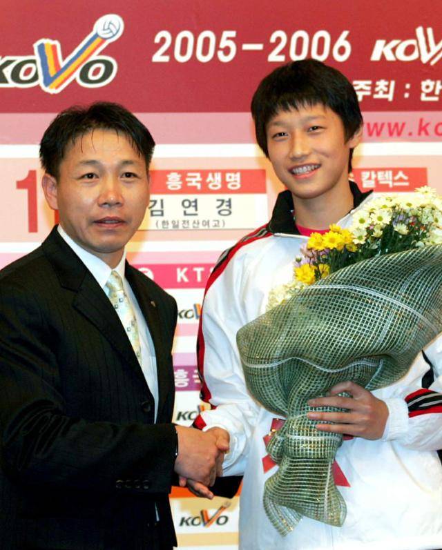 김연경(오른쪽)이 2005년 10월 26일 서울 송파구 올림픽파크텔에서 열린 2005~06 V리그 신인선수 드래프트에서 전체 1순위로 흥국생명에 지명된 후 황현주 흥국생명 감독과 악수를 하고 있다. 연합뉴스