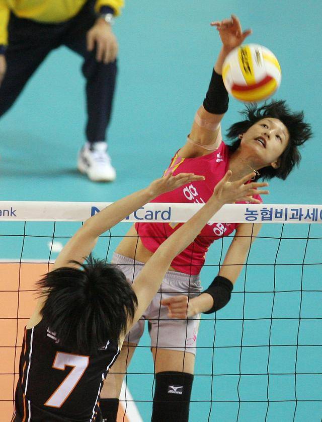 김연경이 2008년 2월 17일 천안 유관순체육관에서 열린 2007~08 V리그 여자부 흥국생명과 KT&G 경기에서 상대 블로킹을 피해 강스파이크를 때리고 있다. 연합뉴스