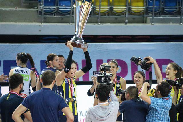 김연경이 페네르바체 소속이던 2017년 5월 2일 튀르키예 이스탄불 부르한펠레크 볼레이볼살론에서 열린 튀르키예 여자프로배구리그 챔피언결정전 3차전에서 갈라타사라이를 꺾은 후 우승트로피를 들고 환하게 웃고 있다. 이스탄불=연합뉴스