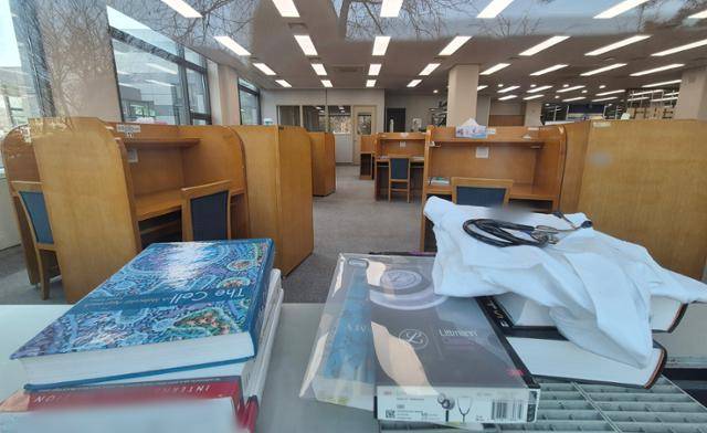 21일 경기도 내의 한 의과대학 도서관에 전공서적과 가운, 청진기가 놓여져 있다. 뉴스1