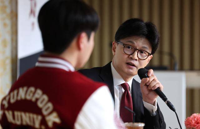 한동훈 국민의힘 전 대표가 18일 대구 북구 경북대학교 경하홀에서 열린 “시대를 바꾸자, 개헌”을 주제로 한 청년 토크쇼에 참석해 대학생들의 질문에 답하고 있다. 뉴시스