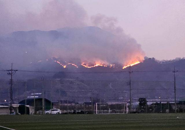 21일 경남 산청 시천면에서 발생한 산불이 이틀째인 22일까지 이어지고 있다. 뉴스1