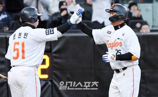 17일 오후 대전 한화생명 볼파크에서 열린 '2025 신한 SOL Bank KBO리그' 삼성 라이온즈와 한화 이글스의 시범경기. 한화 김태연이 1회 선두타자로 나와 좌중간 1점 홈런을 날리고 그라운드를 돌고있다. 대전=정시종 기자 capa@edaily.co.kr