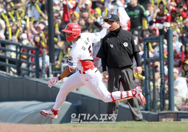 22일 오후 광주 기아챔피언스필드에서 열린 2025 프로야구 NC와 KIA 의 개막경기. KIA 김도영이 3회말 좌전안타를 날리고 2루를 노리고있다.. 광주=정시종 기자 capa@edaily.co.kr /2025.03.22.