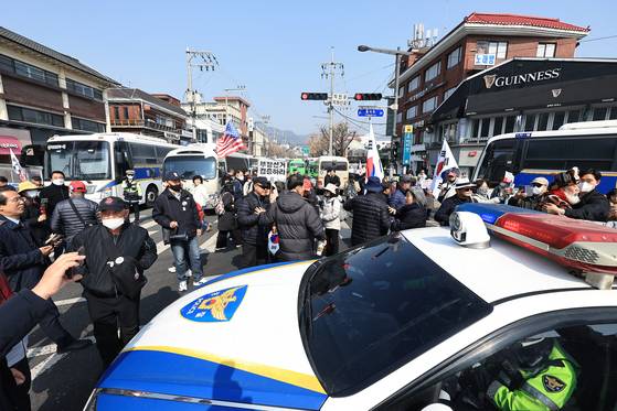 헌재 인근 지하철역인 안국역 주변은 교통이 정체될 정도로 혼잡한 상태다. 뉴스1