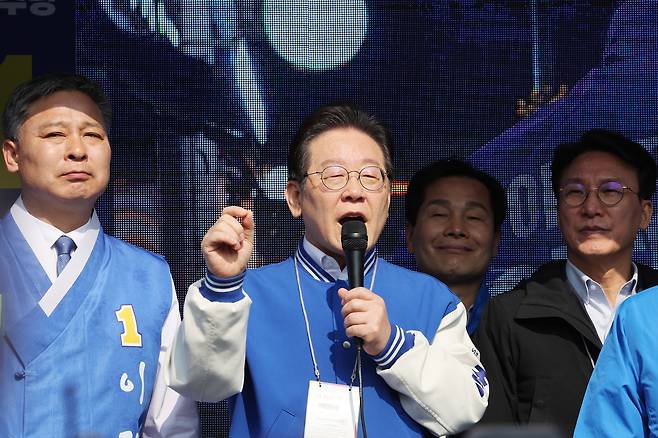 이재명 더불어민주당 대표가 22일 오전 전남 담양군 중앙공원 사거리에서 이재종 후보 지원 유세를 하고 있다. 연합뉴스