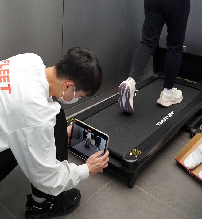 발의 모양과 움직임 상태에 적합한 러닝화를 신고 러닝머신 위를 달리며 착화감과 러닝 모습을 체크하고 있다.