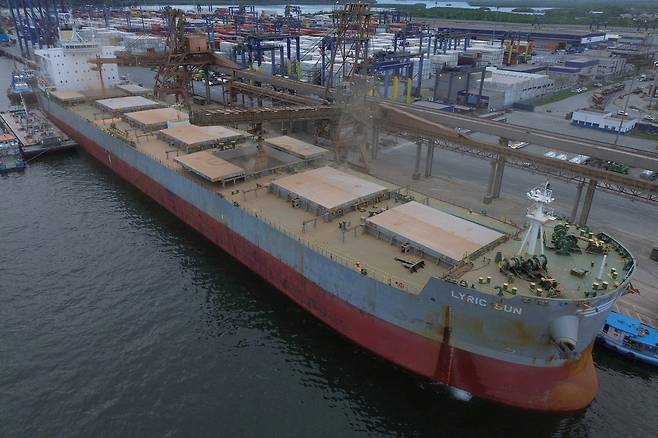 지난 1월 27일(현지시간) 브라질 남부 파라나주의 파라나과 항구에서 브라질산 대두가 선박에 실리고 있다. 로이터연합뉴스