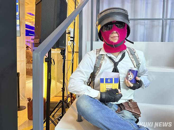 크래프톤이 ‘PUBG: 배틀그라운드’ 출시 8주년을 기념해 서울 성동구 성수동에서 ‘PUBG 팬 페스타 서울’을 열었다. 마미손 스킨 복장을 한 아이스크림(27)씨가 기념 사진을 찍고 있다. 유채리 기자