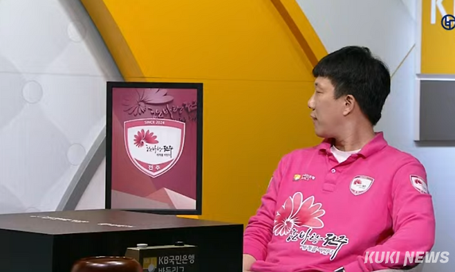 백홍석 9단이 심판의 경고 판정이 나오자마자 돌을 걷고 퇴장했다. 지난 6일 대국자와 함께 감독을 ‘당사자’로 인정한 이후 나온 두 번째 ‘감독 이의제기’ 상황이 발생했고, 경고와 함께 벌점 2집을 받은 쪽은 두 번 모두 백 9단이었다. 바둑TV 캡처