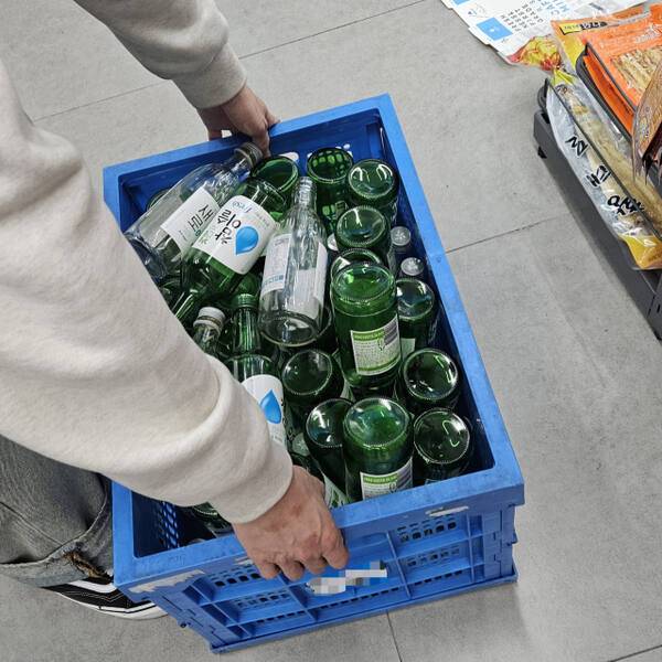 22일 인천 미추홀구 한 편의점. 점주가 수거한 공병을 바닥에 내려놓고 있다. 박기웅기자