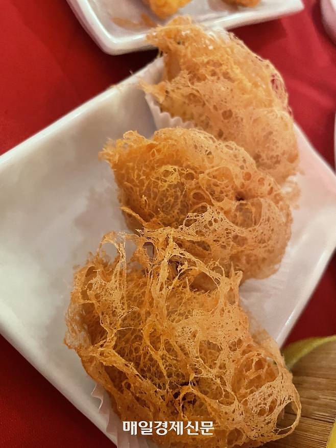 돼지고기와 감자가 들어간 튀긴 딤섬(Taro Puffs)