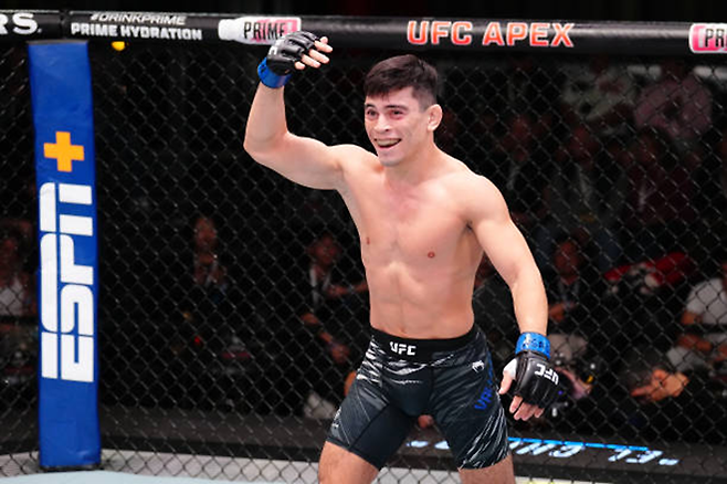 케빈 바셰호스가 2025년 3월 미국 네바다주 엔터프라이즈 UFC on ESPN+ 112 페더급 경기 승리 후 기뻐하고 있다. 사진=TKO