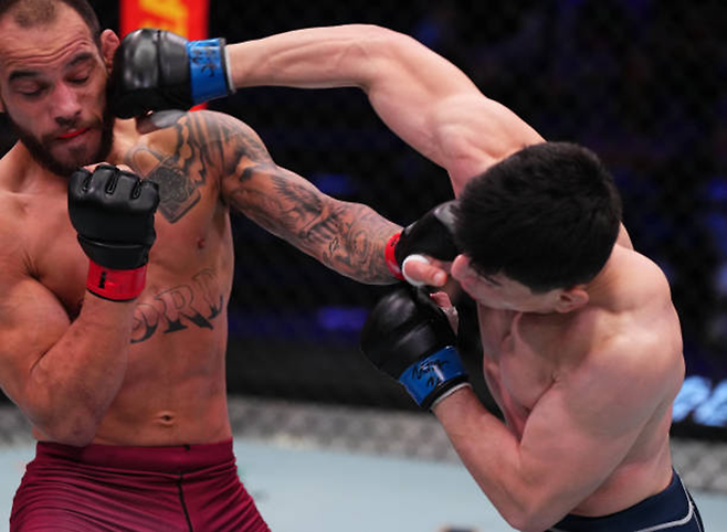 케빈 바셰호스(오른쪽)가 2023년 9월 미국 네바다주 엔터프라이즈 Contender Series 시즌7 5주차 페더급 경기에서 훗날 UFC 데뷔 4KO승으로 빛나는 제앙 시우바를 때리고 있다. 사진=TKO