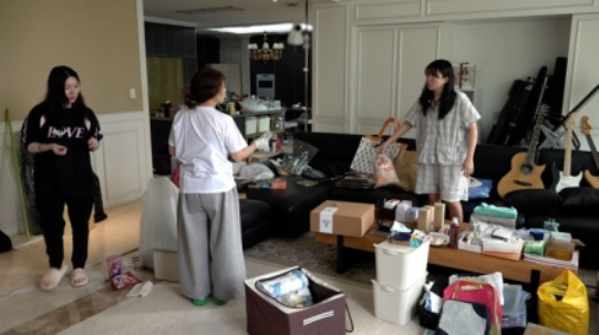 조갑경이 집 안을 가득 채운 ‘유물급 쇼핑템’으로 딸들의 경악을 자아냈다.사진=MBC 에브리원, MBN 예능 ‘다 컸는데 안 나가요’ 캡처