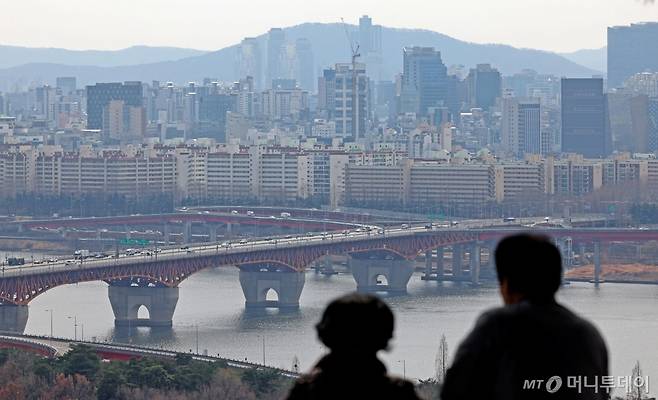 [서울=뉴시스] 김금보 기자 = 지난달 서울 아파트 거래량이 반년 만에 5000건을 넘기는 등 토지거래허가구역 해제 이후 서울 잠실·삼성·대치·청담동에서 신고가 거래가 속출했다.  서울부동산정보광장에 따르면 2월 서울 아파트 매매 신고 건수는 이날 기준 5171건으로, 작년 8월(6537건) 이후 가장 높은 수치를 기록했다.  사진은 17일 서울시내 아파트 밀집지역. 2025.03.17. kgb@newsis.com /사진=김금보