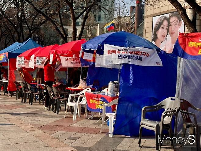 동화면세점 앞 인도에 윤석열대통령 탄핵 반대 집회 관련 부스들이 설치되어 있다. /사진=박세희 기자