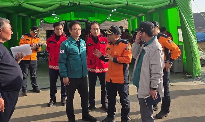 이철우 경북도지사와 김주수 의성군수가 22일 의성 산불 현장 주변에 설치된 상황실에서 소방당국 관계자들로부터 현장 상황을 보고받고 있다./사진제공=경상북도소방본부