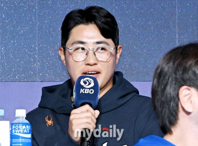 한화 채은성이 20일 오후 서울 잠실 롯데호텔 월드에서 진행된 '2025 프로야구 KBO 미디어데이'에서 이야기를 하고 있다.올시즌에는 맞춤형 피치클락 도입, 연장전 이닝 축소(12회→11회), 비디오판독 대상 확대 등 리그의 공정성을 강화하고 박진감 넘치는 경기를 선보이기 위한 다양한 조치들이 이루어 진다. 2025 KBO리그는 22일 오후 2시 잠실, 문학, 수원, 대구, 광주 등 5개 구장에서 일제히 개막한다./마이데일리