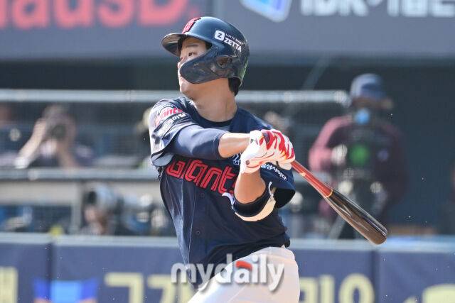 22일 서울 잠실야구장에서 열린 '2025 신한 SOL BANK KBO리그' 롯데 자이언츠와 LG 트윈스 개막전 경기. 롯데 손호영 6회초 1사 1루에 타격을 하고 있다./잠실 = 한혁승 기자