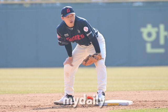 22일 서울 잠실야구장에서 열린 '2025 신한 SOL BANK KBO리그' 롯데 자이언츠와 LG 트윈스 개막전 경기. 롯데 고승민이 5회말 1사 1-2루 LG 김현수 땅볼을 송구 실책해 1실점 했다./잠실 = 한혁승 기자