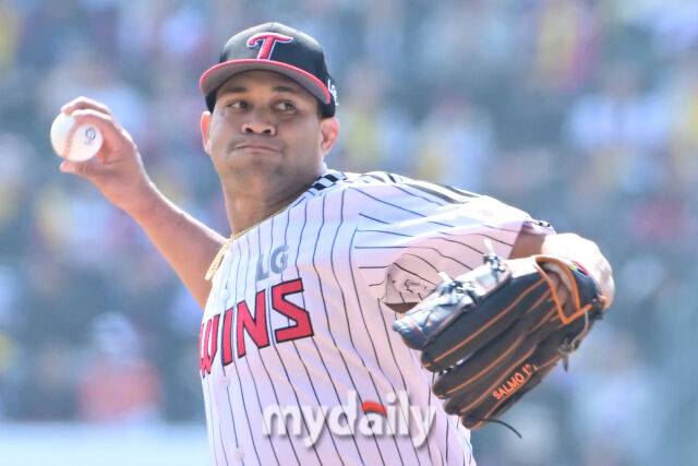 22일 서울 잠실야구장에서 열린 '2025 신한 SOL BANK KBO리그' 롯데 자이언츠와 LG 트윈스 개막전 경기. LG 치리노스가 선발투수로 나와 힘차게 투구하고 있다./잠실 = 한혁승 기자