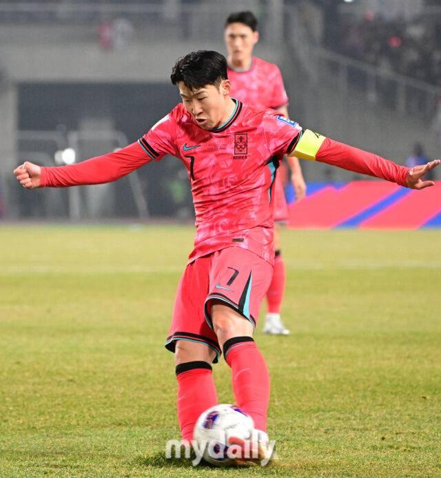 대한민국 축구대표팀 손흥민이 20일 오후 경기도 고양종합운동장에서 진행된 '2026 국제축구연맹(FIFA) 북중미 월드컵 아시아지역 최종예선' 오만과의 경기에서 슛팅을 하고 있다./고양=곽경훈 기자