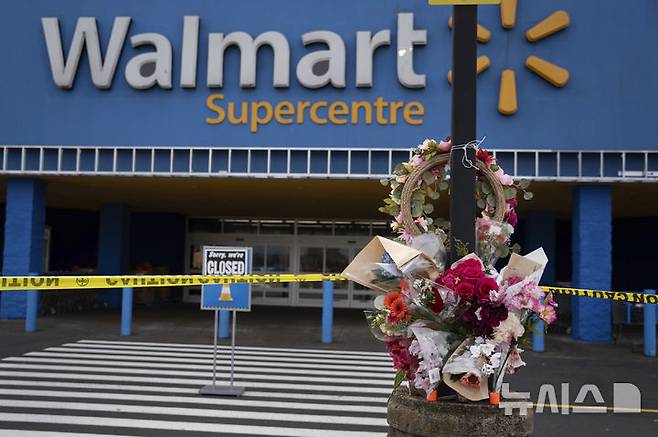 [핼리팩스=AP/뉴시스] 23일(현지시각) 캐나다 노바스코샤주 핼리팩스의 폐쇄된 월마트 앞에 이곳에서 숨진 직원을 애도하는 꽃다발이 놓여 있다. 지난 19일 이곳 제과점 매장 대형 오븐 안에서 19세 여성 직원이 숨진 채 발견돼 경찰이 수사 중이다. 경찰은 정확한 사망 원인은 조사 중이며 월마트는 일시적으로 영업을 중단한 상태다. 2024.10.24.
