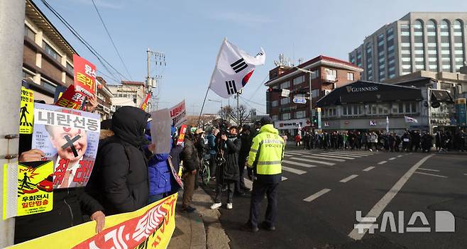 [서울=뉴시스] 김선웅 기자 = 헌재의 윤석열 대통령에 대한 탄핵심판 선고가 임박한 13일 서울 종로구 헌법재판소 앞에서 반 윤석열 대통령 시민들이 탄핵을 촉구하고 있다. 2025.03.13. mangusta@newsis.com