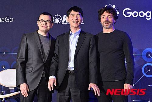 【서울=뉴시스】고승민 기자 = 이세돌 9단이 12일 오후 서울 광화문 포시즌스호텔에서 열린 구글 딥마인드 '알파고'와의 세번째 대국에서 패배한 뒤 기자회견을 마치고 구글 창업자 세르게이 브린(오른쪽)과 데미스 하사비스 구글 딥마인드 대표와 기념촬영을 하고 있다. 2016.03.12. kkssmm99@newsis.com