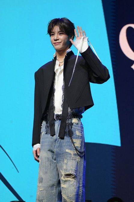 [서울=뉴시스] 가수 정동원이 13일 서울 용산구 노들섬 라이브 하우스에서 두 번째 정규앨범 '키다리의 선물' 발매 쇼케이스에서 포즈를 취하고 있다. (사진=쇼플레이엔터테인먼트 제공) 2025.03.13 photo@newsis.com *재판매 및 DB 금지