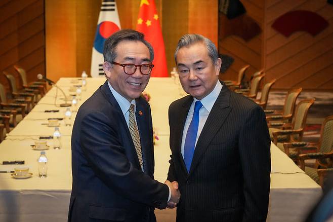 [서울=뉴시스] 제11차 한일중 외교장관회의 참석차 방일 중인 조태열 외교부장관이 21일 오후 일본 도쿄에서 왕이 중국 공산당 중앙정치국 위원 겸 외교부장과 회담에 앞서 기념촬영을 하고 있다. (사진=외교부 제공) 2025.03.21.  *재판매 및 DB 금지