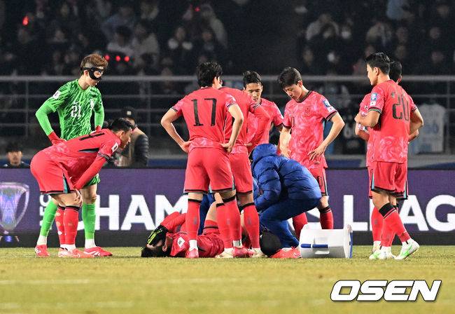 [OSEN=고양, 이대선 기자] 20일 오후 경기도 고양종합운동장에서 2026 국제축구연맹(FIFA) 북중미 월드컵 아시아지역 3차 예선 B조 7차전 한국과 오만의 경기가 열렸다.승점 14점(4승 2무)으로 B조 1위를 유지하고 있는 한국이 오만전과 25일 예정된 요르단전에서 모두 승리해 승점 6점을 얻어낸다면,&nbsp;6월&nbsp;예정된&nbsp;이라크, 쿠웨이트와 경기 결과와 상관없이 11회 연속 월드컵 본선 진출을 &nbsp;확정 짓는다.후반 한국 이강인이 그라운드에 쓰러져 고통스러워하고 있다. 2025.03.20 /sunday@osen.co.kr