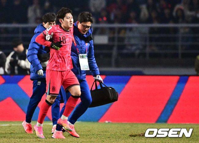 [OSEN=고양, 조은정 기자]20일 오후 경기도 고양종합운동장에서 2026 국제축구연맹(FIFA) 북중미 월드컵 아시아지역 3차 예선 B조 7차전 한국과 오만의 경기가 열렸다.승점 14점(4승 2무)으로 B조 1위를 유지하고 있는 한국이 오만전과 25일 예정된 요르단전에서 모두 승리해 승점 6점을 얻어낸다면,&nbsp;6월&nbsp;예정된&nbsp;이라크, 쿠웨이트와 경기 결과와 상관없이 11회 연속 월드컵 본선 진출을 &nbsp;확정 짓는다. 후반 한국 이강인이 부상 치료를 위해 그라운드 밖으로 나가고 있다. 2025.03.20 /cej@osen.co.kr