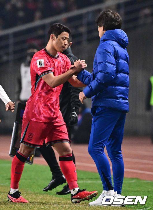 [OSEN=고양, 조은정 기자]20일 오후 경기도 고양종합운동장에서 2026 국제축구연맹(FIFA) 북중미 월드컵 아시아지역 3차 예선 B조 7차전 한국과 오만의 경기가 열렸다.승점 14점(4승 2무)으로 B조 1위를 유지하고 있는 한국이 오만전과 25일 예정된 요르단전에서 모두 승리해 승점 6점을 얻어낸다면,&nbsp;6월&nbsp;예정된&nbsp;이라크, 쿠웨이트와 경기 결과와 상관없이 11회 연속 월드컵 본선 진출을 &nbsp;확정 짓는다. 후반 한국 황희찬이  교체되고 있다. 2025.03.20 /cej@osen.co.kr