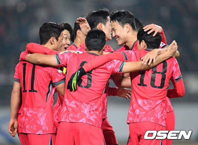 [OSEN=고양, 최규한 기자] 대한민국 대표팀이 홈에서 오만에 1-1로 비겼다. 홍명보(56) 감독이 이끄는 한국 축구 대표팀은 20일 오후 8시 고양종합운동장에서 열린 2026 국제축구연맹(FIFA) 북중미 월드컵 아시아지역 3차 예선 B조 7차전 오만과 맞대결을 치러 1-1로 비겼다. 전반 한국 황희찬이 선제골에 동료들과 기뻐하고 있다. 2025.03.20 / dreamer@osen.co.kr