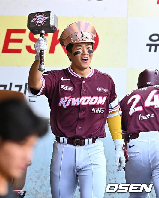 [OSEN=대구, 이석우 기자] 22일 대구삼성라이온즈파크에서 2025 신한 SOL 뱅크 KBO 리그 삼성 라이온즈와 키움 히어로즈의 경기가 열렸다. 홈팀 삼성은 후라도가 방문팀 키움은 로젠버그가 선발 출전했다. 키움 히어로즈 여동욱이 2회초 좌월 솔로 홈런을 치고 무관심 세리머니를 하고 있다. 2025.03.22 / foto0307@osen.co.kr