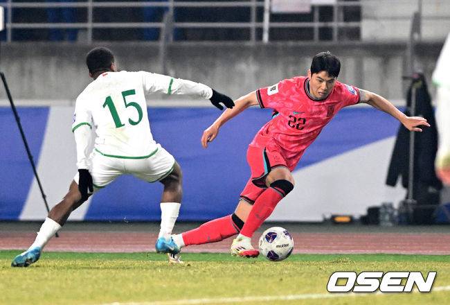[OSEN=고양, 이대선 기자] 대한민국 대표팀이 홈에서 오만에 1-1로 비겼다.&nbsp;홍명보(56)&nbsp;감독이 이끄는 한국 축구 대표팀은 20일 오후 8시 고양종합운동장에서 열린 2026 국제축구연맹(FIFA) 북중미 월드컵 아시아지역 3차 예선 B조 7차전 오만과 맞대결을 치러 1-1로 비겼다.이로써 한국은 승점 15점(4승 3무)을 기록하며 B조 1위를 유지했다.후반 한국 설영우가 드리블 돌파를 하고 있다. 2025.03.20 /sunday@osen.co.kr