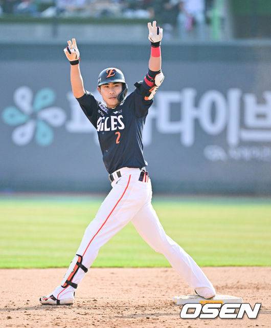 [OSEN=수원, 박준형 기자] 22일 수원KT위즈파크에서 ‘2025 신한 SOL BANK KBO리그’ KT 위즈와 한화 이글스의 개막경기가 진행됐다.이날 홈팀 KT는 헤이수스를, 어웨이팀 한화는 폰세를 선발투수로 내세웠다. 7회초 2사 2루 한화 심우준이 역전 1타점 적시 2루타를 날린뒤 세리머니를 하고 있다. 2025.03.22 / soul1014@osen.co.kr