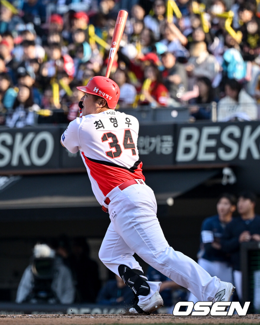 [OSEN=광주, 조은정 기자]22일 광주KIA챔피언스필드에서 2025 신한 SOL Bank KBO리그 KIA 타이거즈와 NC 다이노스의 개막전이 열렸다.홈팀이자 디펜딩 챔피언 KIA는 에이스 제임스 네일을 출격, 원정팀 NC는 새 외국인 투수 로건 앨런을 선발로 내세웠다.8회말 1사 만루 KIA 최형우가 역전 2타점 2루타를 때려내고 있다. 2025.03.22 /cej@osen.co.kr