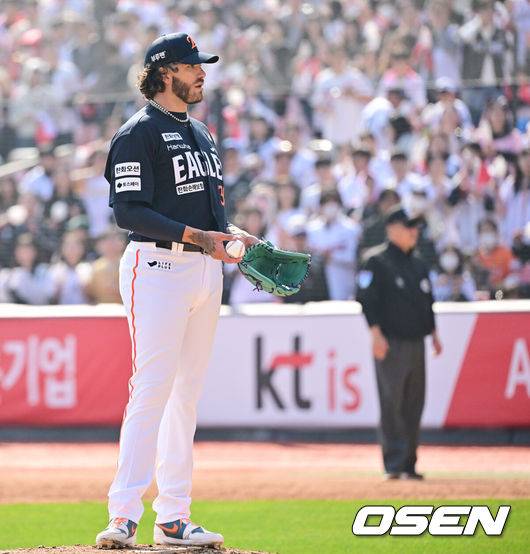 [OSEN=수원, 박준형 기자] 22일 수원KT위즈파크에서 ‘2025 신한 SOL BANK KBO리그’ KT 위즈와 한화 이글스의 개막경기가 진행됐다.이날 홈팀 KT는 헤이수스를, 어웨이팀 한화는 폰세를 선발투수로 내세웠다. 3회말 한화 폰세가 피치클락 위반 경고를 받은뒤 아쉬워하고 있다. 2025.03.22 / soul1014@osen.co.kr