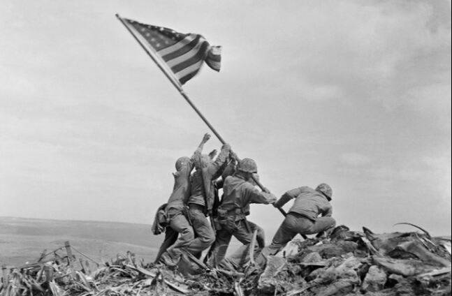 2차대전 도중인 1945년 2월 일본&nbsp;섬 이오지마에 상륙한 미국 해병대원 6명이&nbsp;섬에서 가장 높은 수리바치 산 정상에 대형 성조기를 게양하고 있다. AP연합뉴스