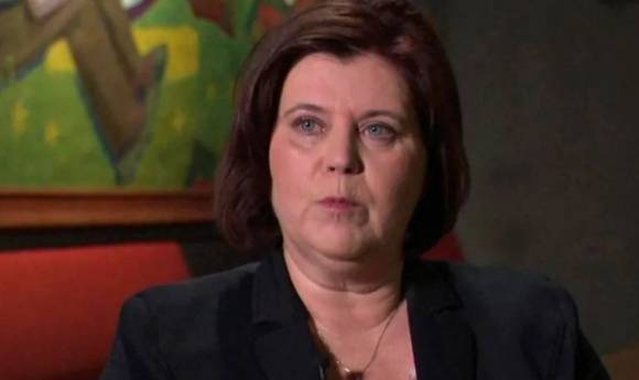 30여년 전 10대 중반 소년과 성관계를 맺고 임신과 출산을 한 의혹을 받은 아이슬란드 아동부 장관(사진)이 사임했다.