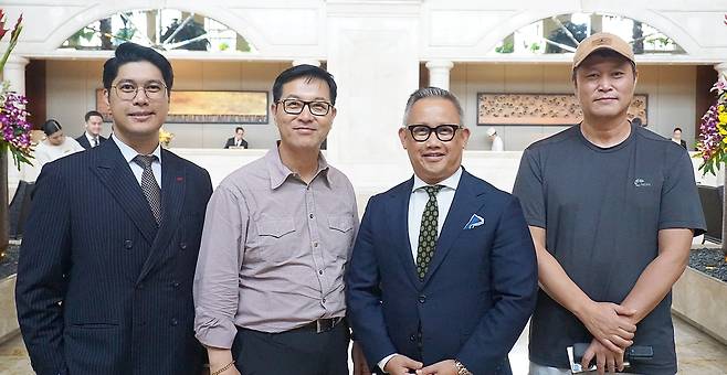 사진 좌측부터 페닌슐라호텔 필립올림피아다(Philip Olimpiada) 세일즈매니저, IRC 최혁 대표, 페닌슐라호텔 사무엘 가코스(Samuel Gacos) 세일즈마케팅 총괄이사, 투어민 민경세 대표.