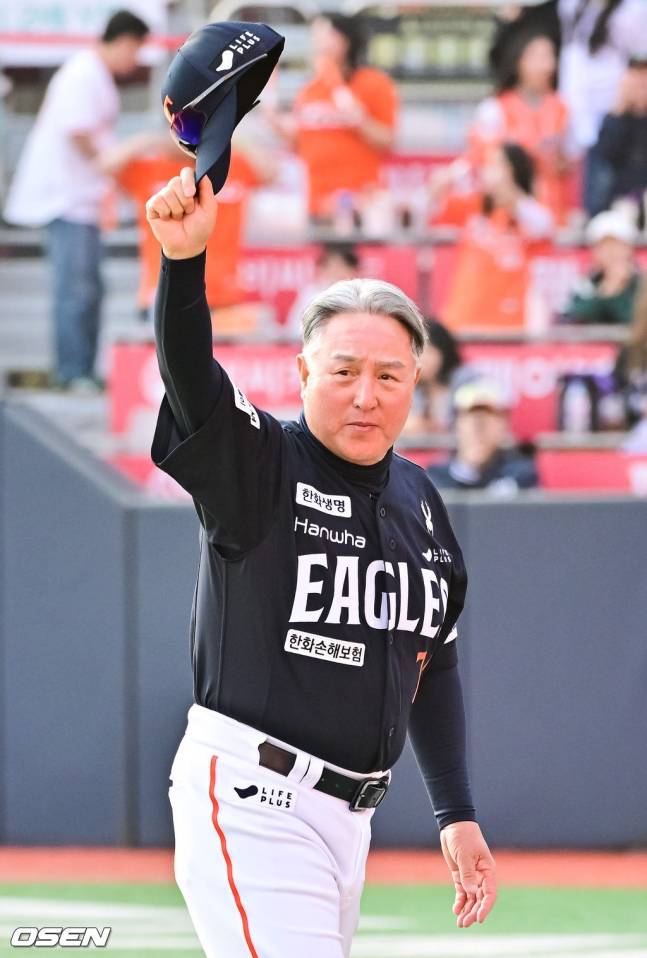 한화 김경문 감독이 22일 수원 KT전을 승리로 이끈 뒤 팬들에게 인사하고 있다