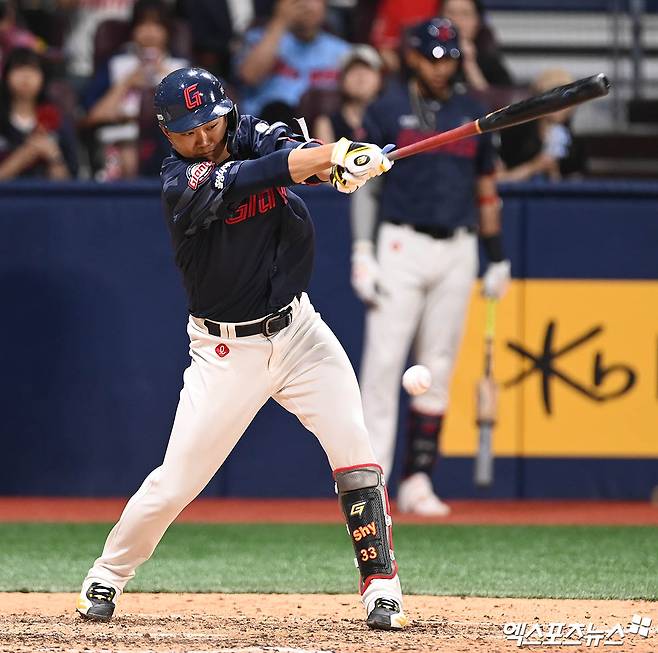 롯데 내야수 손호영은 22일 잠실구장에서 열릴 '2025 신한 SOL Bank KBO 리그' LG전에서 7번타자 3루수로 선발 출전한다. 시범경기 극심한 타격 부진을 겪으며 3번에서 7번으로 내려갔다. 엑스포츠뉴스 DB