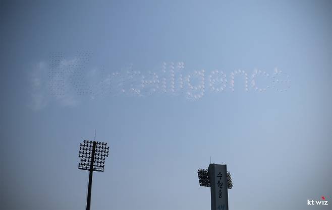 22일 수원케이티위즈파크에서 2025 신한 SOL Bank KBO리그 한화 이글스와 KT 위즈의 정규시즌 개막전이 개시 한 시간 전인 오후 1시 1만8700석 전석 매진을 달성했다. kt wiz