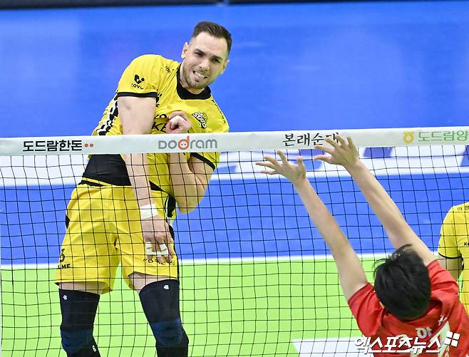 남자프로배구 KB손해보험 아포짓 스파이커 안드레스 비예나가 올 시즌 정규리그 경기에서 공격하고 있다. 엑스포츠뉴스 DB