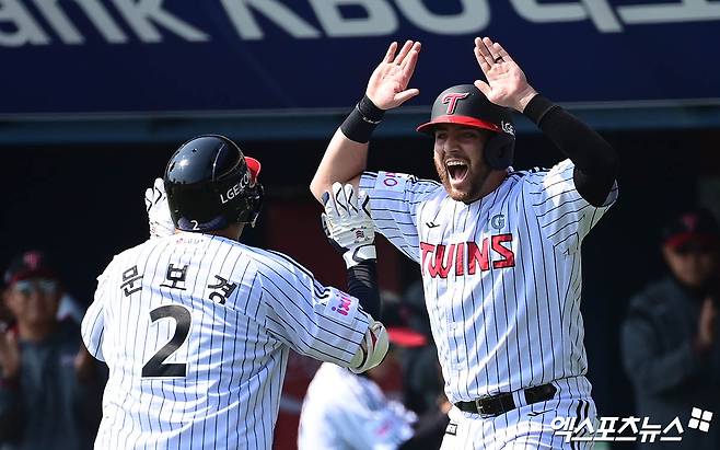 LG 내야수 문보경(2번)은 22일 잠실구장에서 열린 '2025 신한 SOL Bank KBO 리그' 롯데와 시즌 개막전에서 4번타자 3루수로 선발 출전했다. 첫 타석 상대 선발 반즈 상대 2점 홈런을 쏘아 올려 2025시즌 첫 홈런을 기록. 팀 승리에 힘을 보탰다. 잠실, 박지영 기자